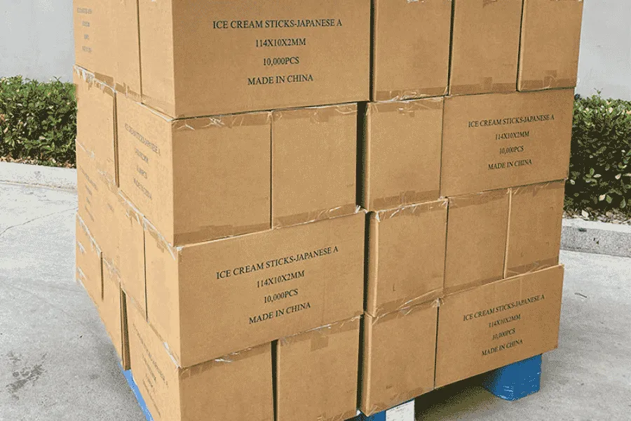 Filas de palitos de helado de madera terminados clasificados por tamaño tras la producción