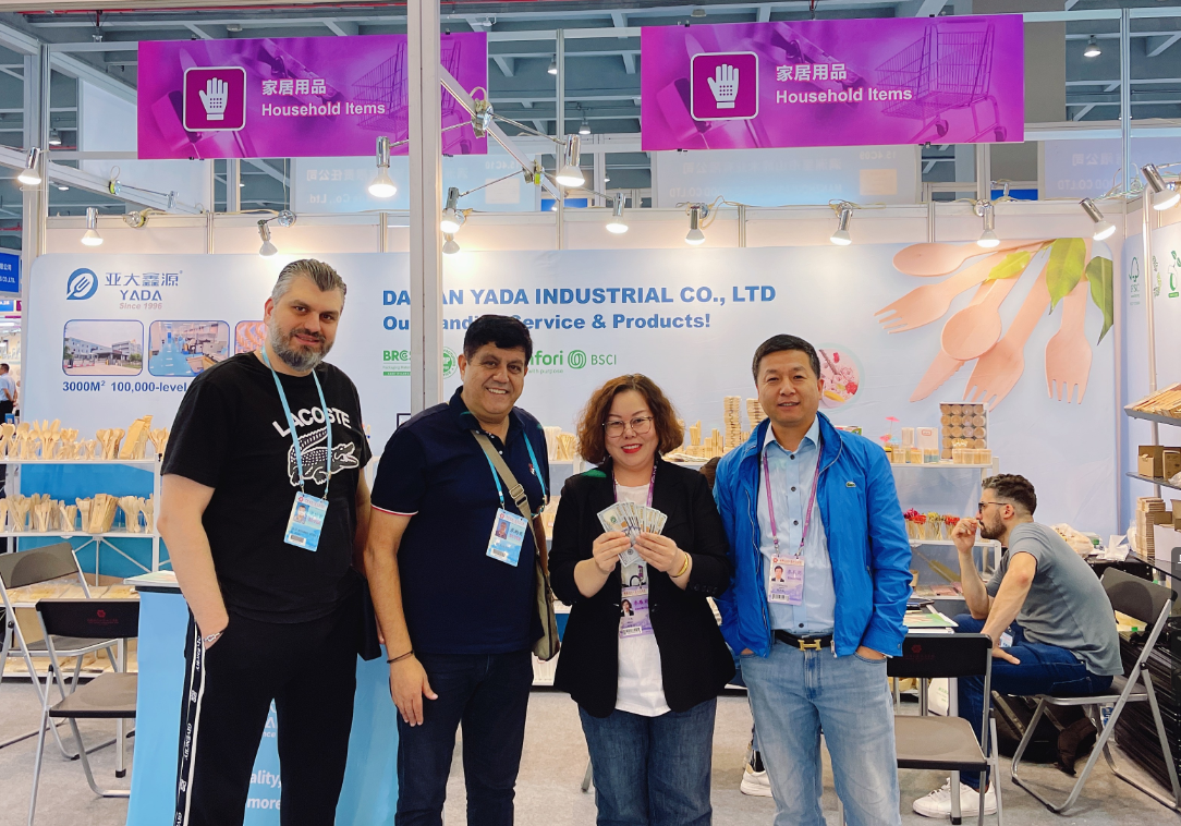 Canton Fair 2025: Iraqi importer verifies the booth and pays the deposit