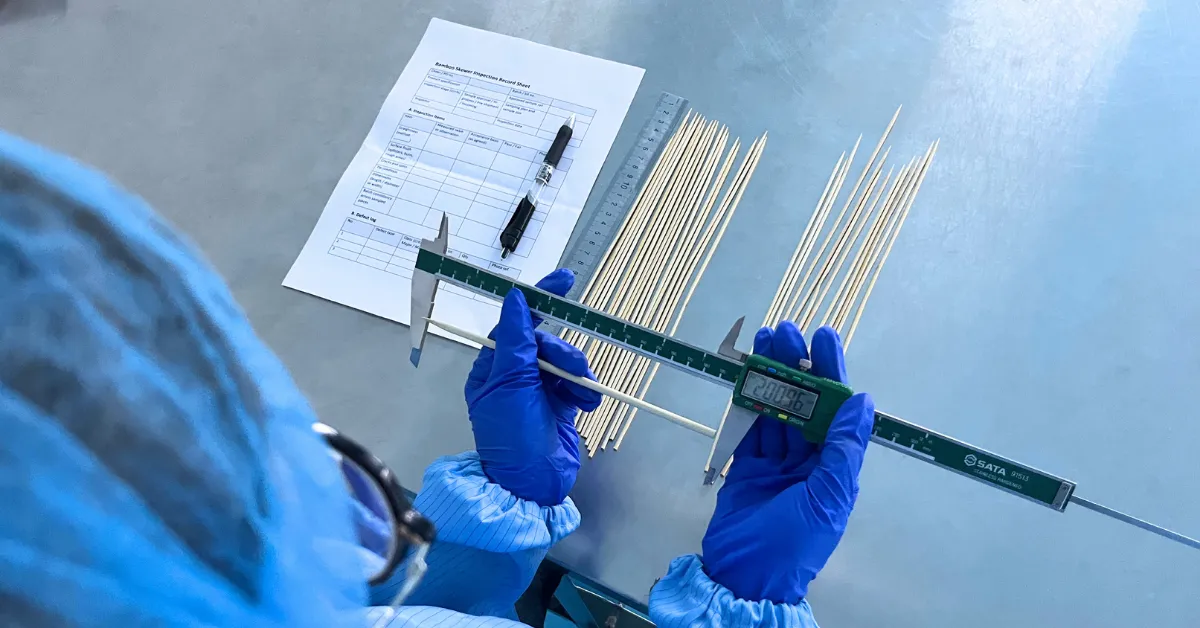 Brochetas de bambú preparadas con alimentos para servicio de kebab y barbacoa