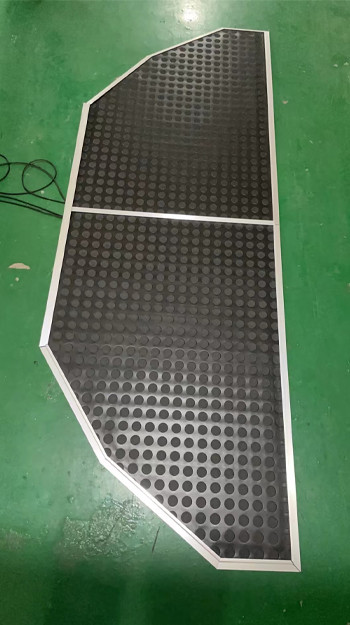 Safety mat in cutting machines