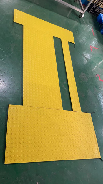 Safety mat in conveyors