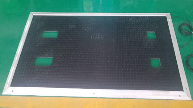 Safety mat in metalworking machines