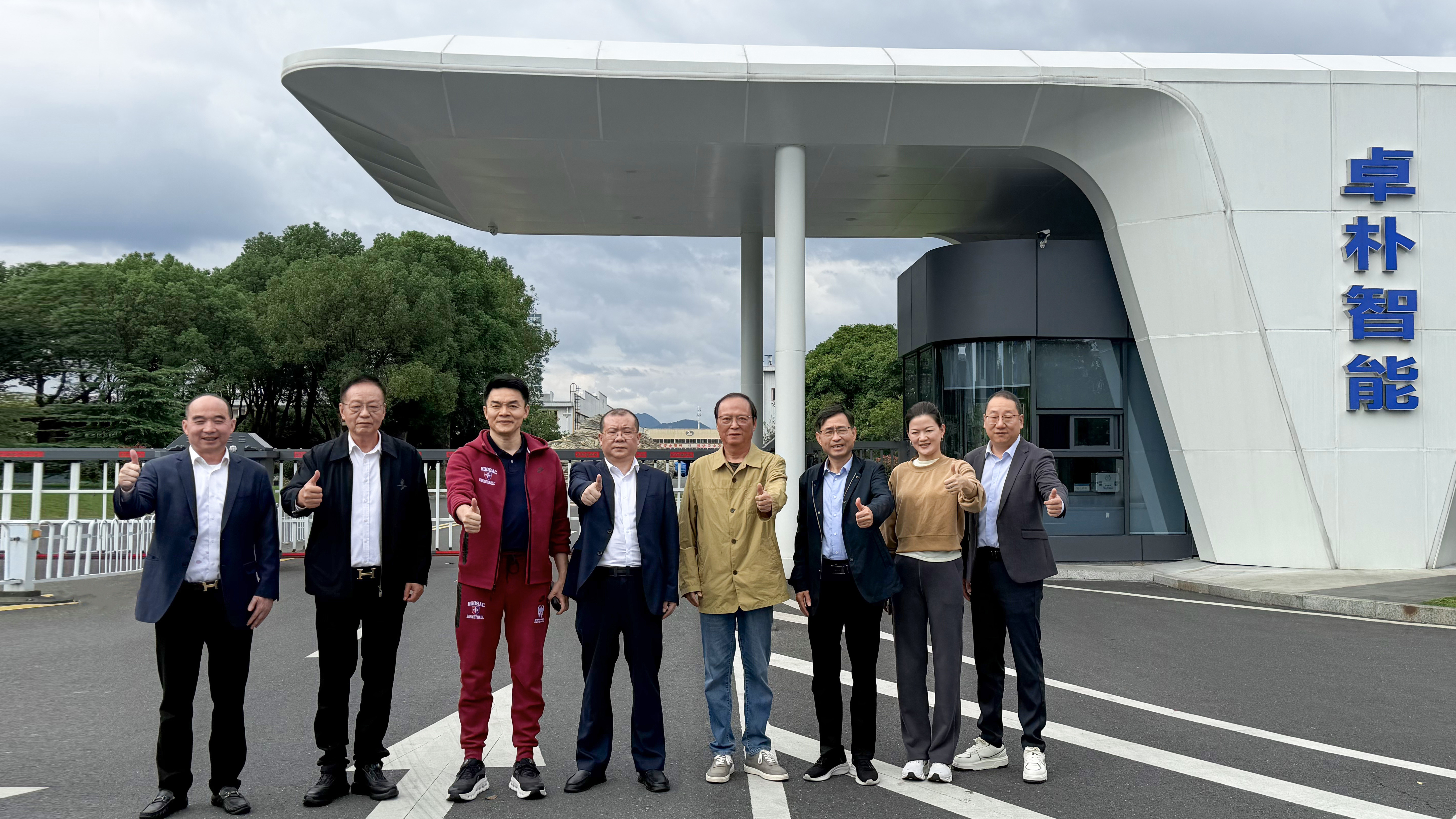 卓朴快讯丨上海市安徽商会会长洪清华一行莅临卓朴智能参观交流