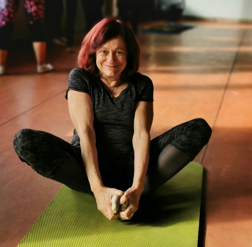 How a Women Yoga Set Manufacturer Delivers Customization and Quality