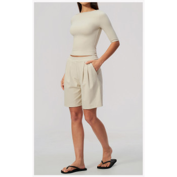 Custom Yoga Sets|Supplier of  Two-piece yoga set featuring a half-sleeve top and butt-lifting short