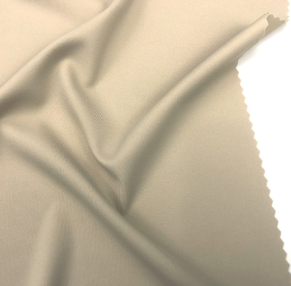قماش محبوك عالي الجودة، مصنوع من 35% إيلاستين و65% بولي أميد، يوفر إحساسًا طبيعيًا، ومناسب للملابس الداخلية.