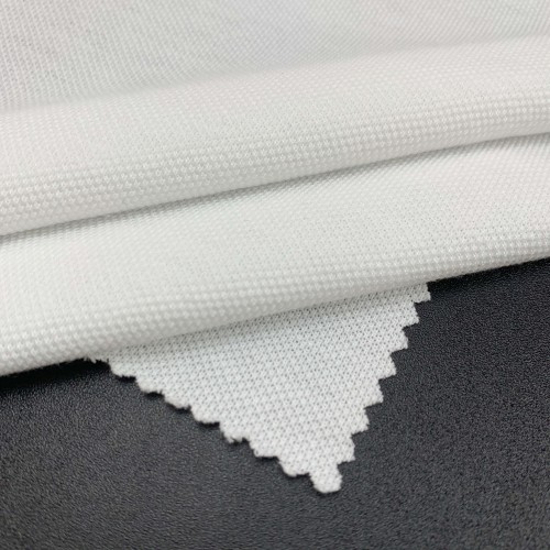 Tissu piqué respirant en maille, 65 % polyester et 35 % coton, idéal pour polos et t-shirts.