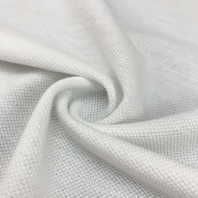 Tissu piqué respirant en maille, 65 % polyester et 35 % coton, idéal pour polos et t-shirts.