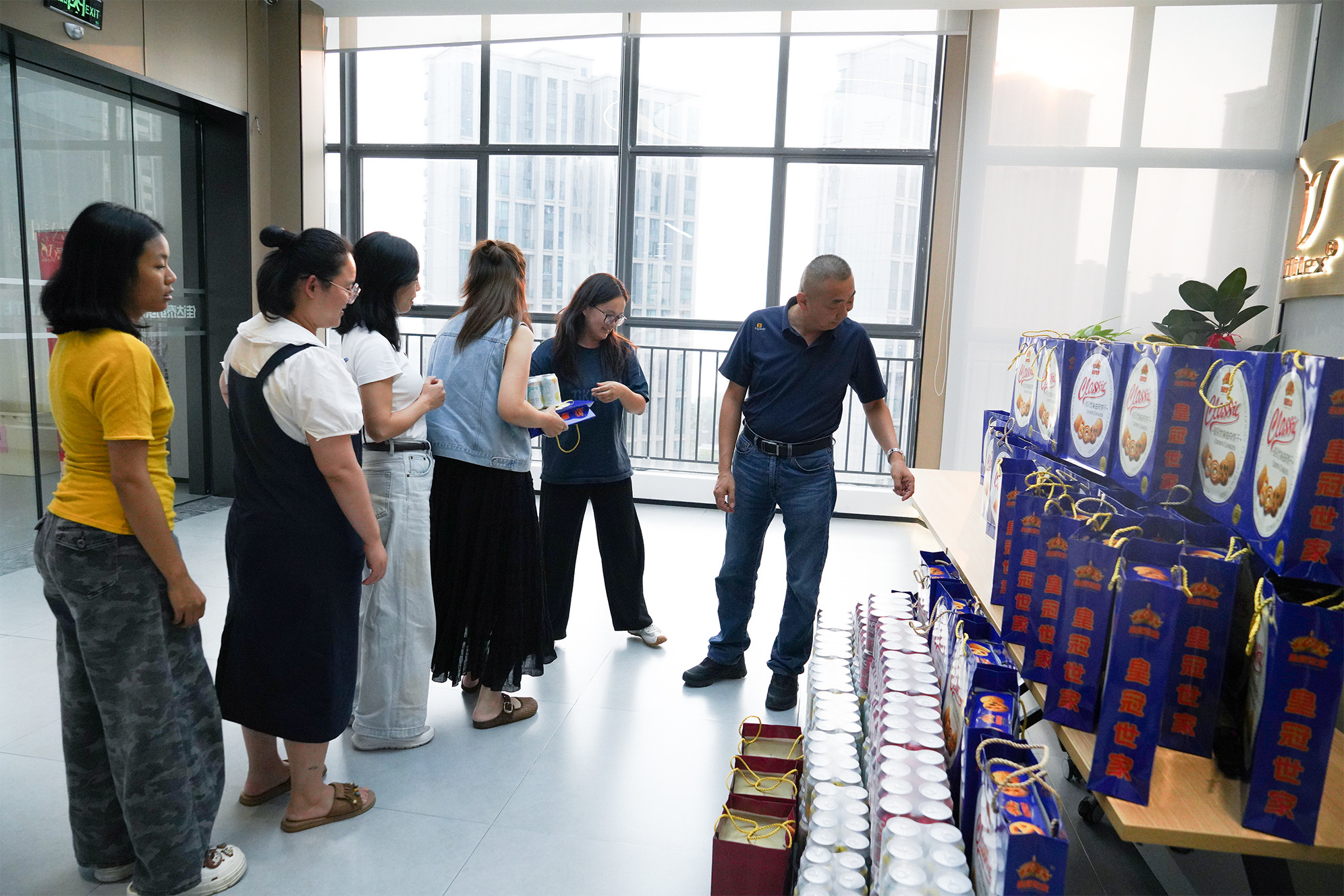 Mid-Autumn gift distribution for Jiadatai Textile staff