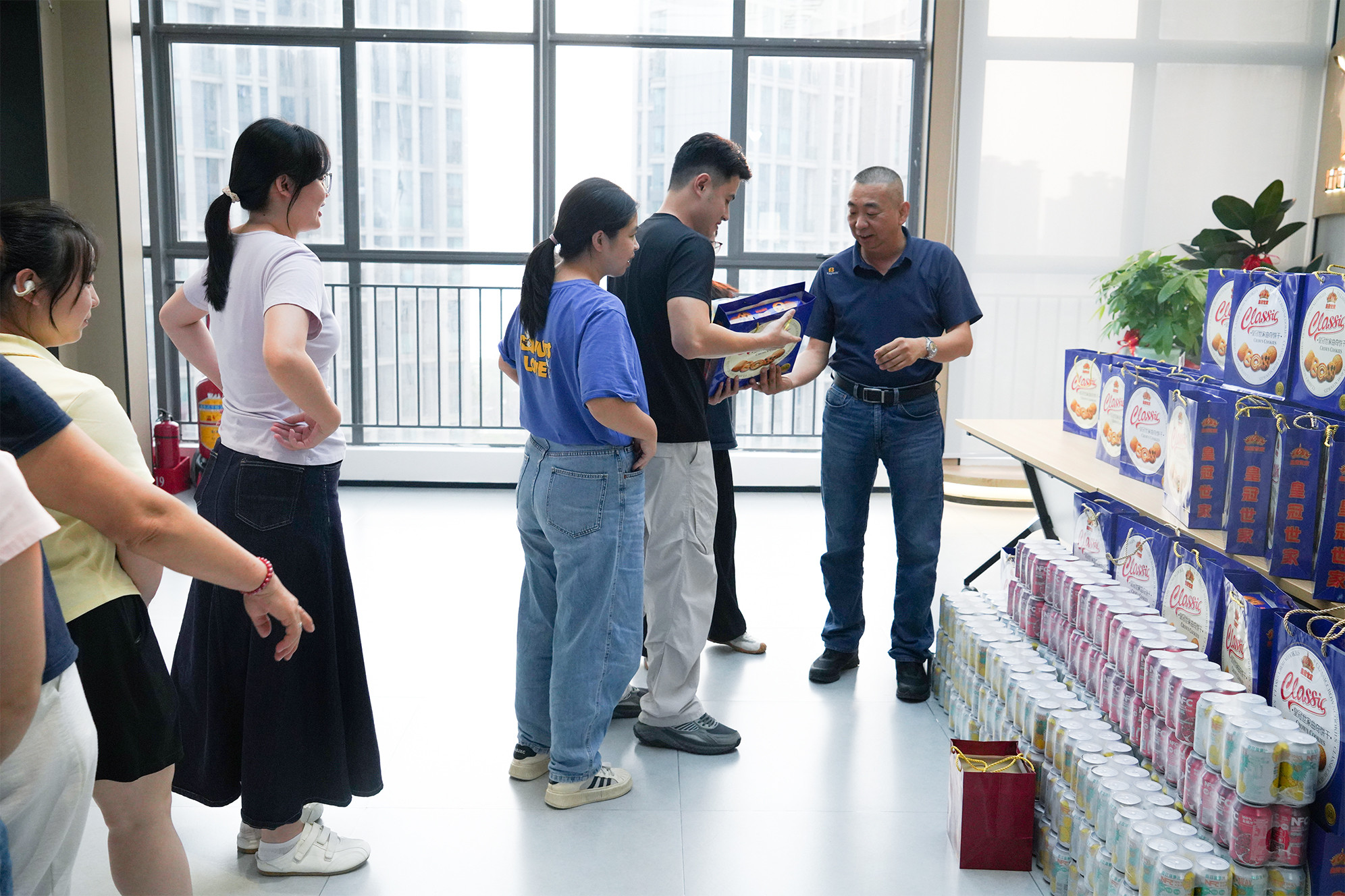 Mid-Autumn gift distribution for Jiadatai Textile staff