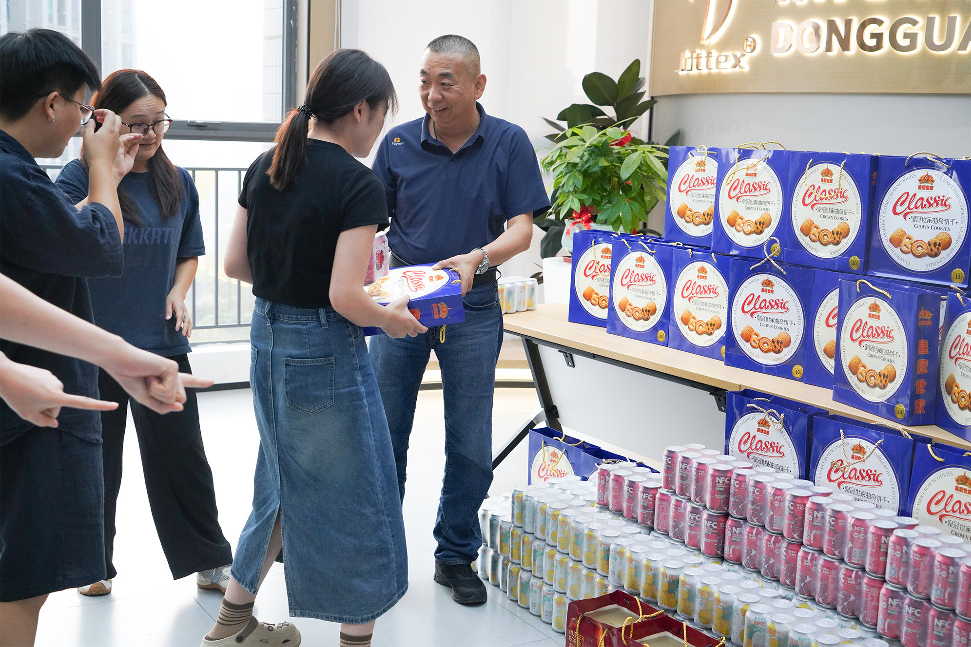 Mid-Autumn gift distribution for Jiadatai Textile staff