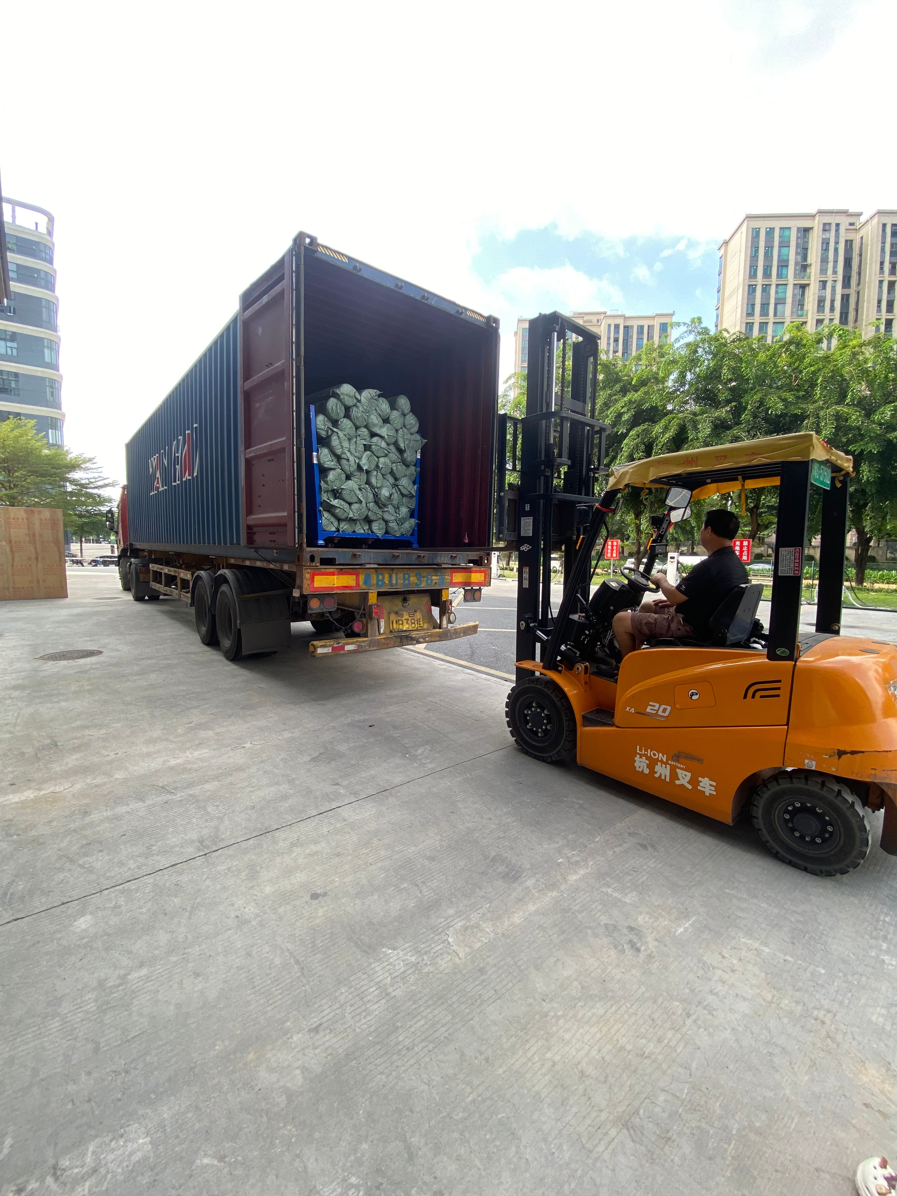 Jiadatai Textile  Record Finishes Bulk Fabric Container Loading — Trust Is Built Day After Day