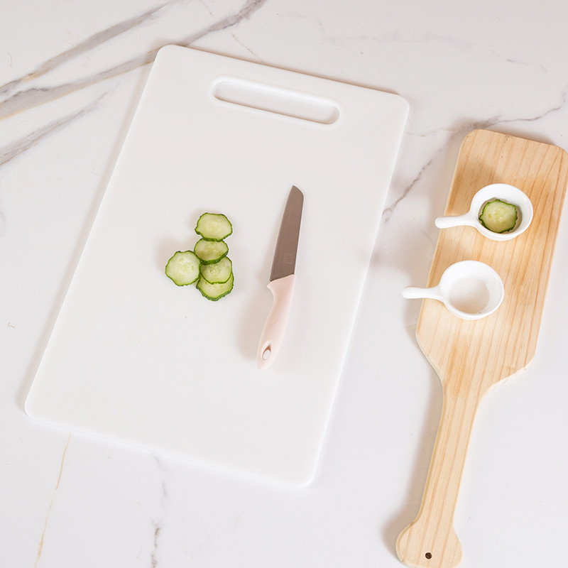 Plastic and wooden chopping boards each have their own advantages and disadvantages