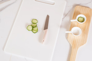 Plastic and wooden chopping boards each have their own advantages and disadvantages
