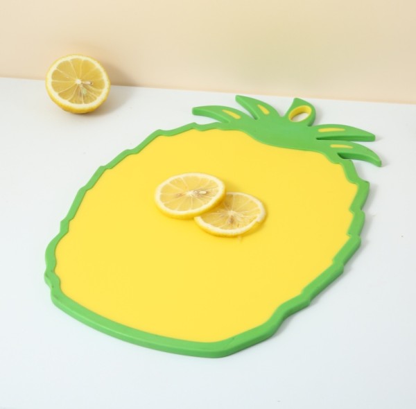 Wholesale Kitchen Pineapple Plastic Cutting Board With Handle With Anti-Slip Foot Pad And Double-Sided Design