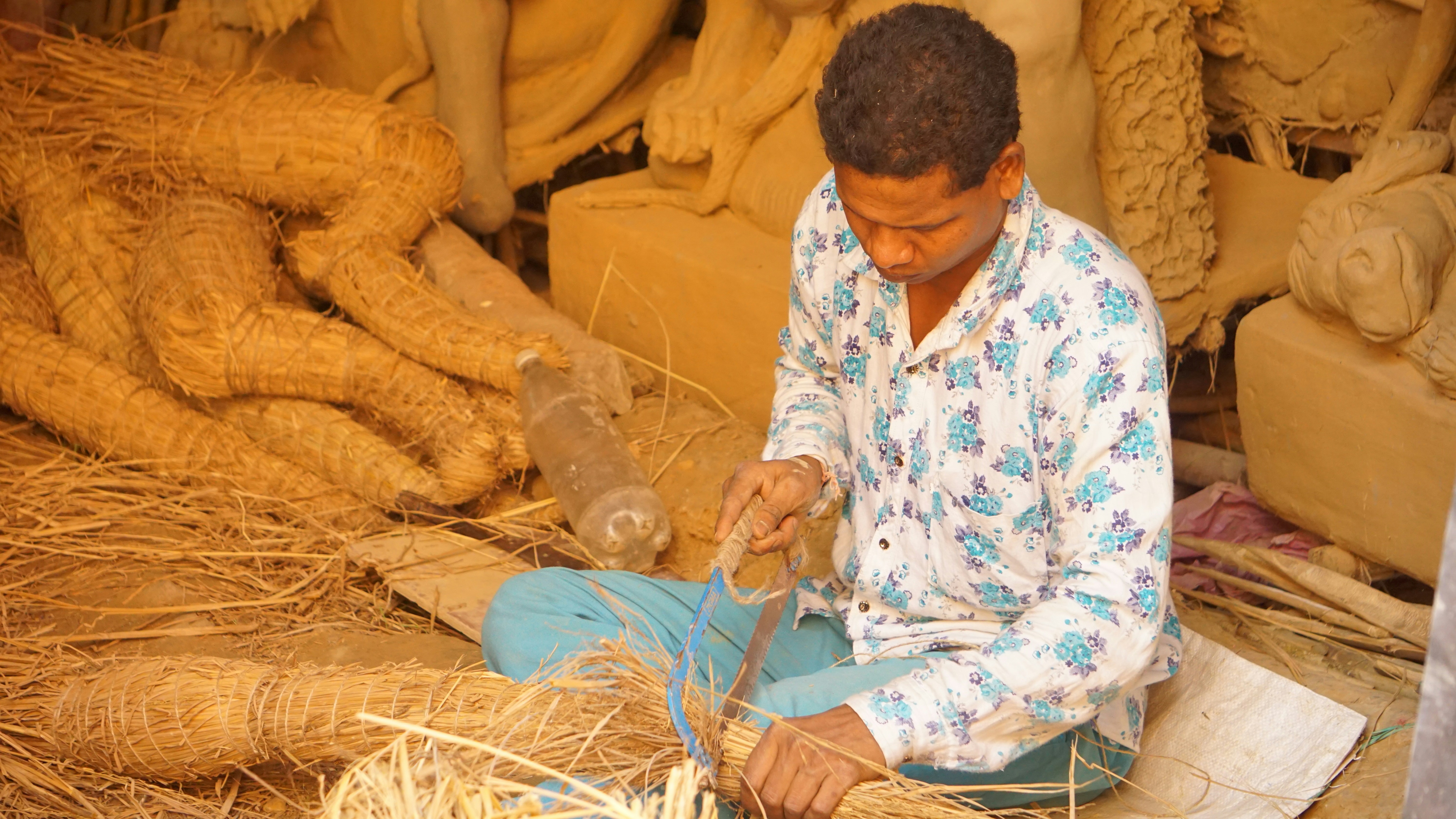 An illustration showing the manufacturing process of wheat straw cutting boards, from harvest to final product.