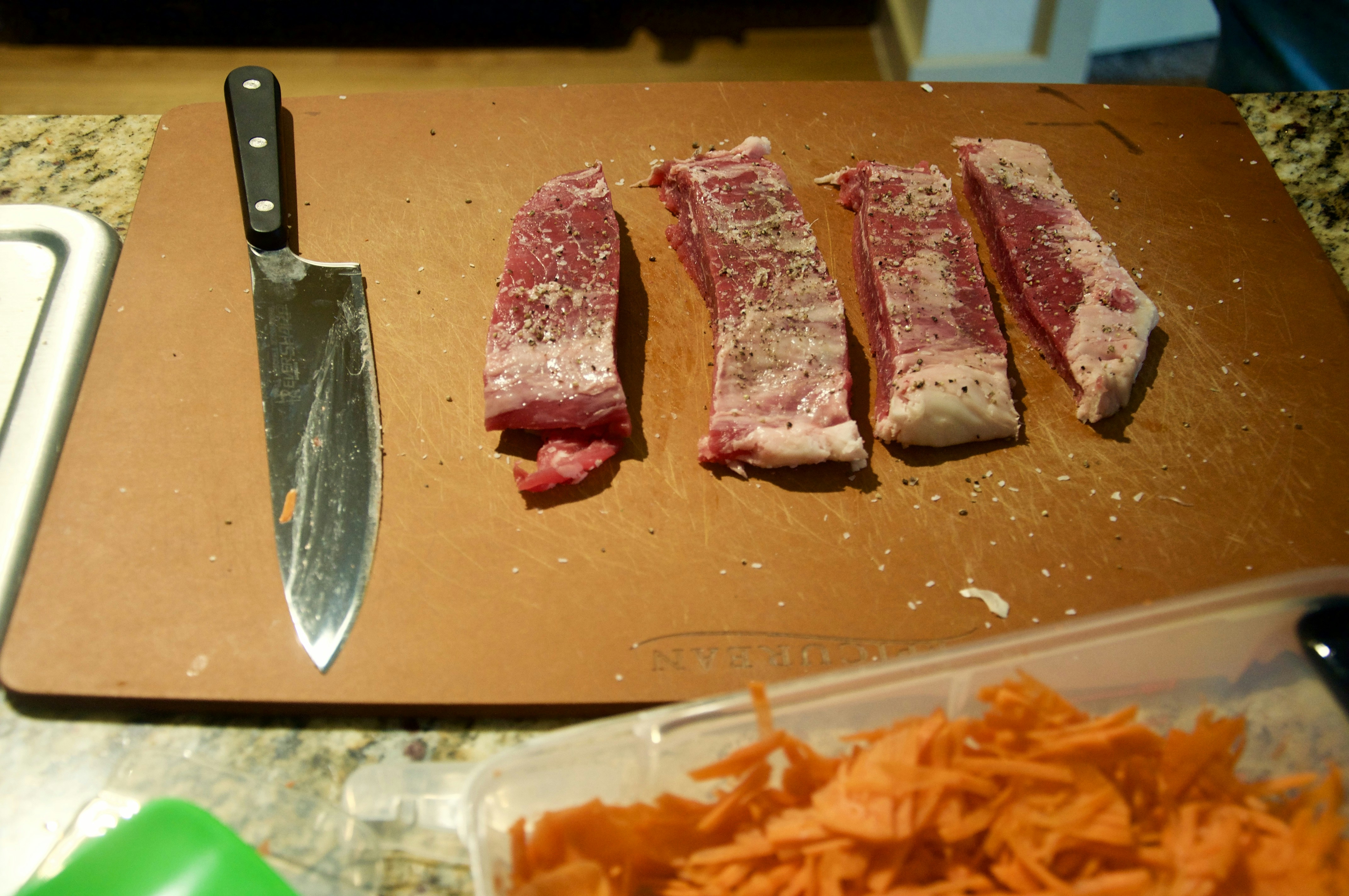 Recycled plastic cutting board with non-slip feet A recycled plastic cutting board with a juice groove and non-slip feet.