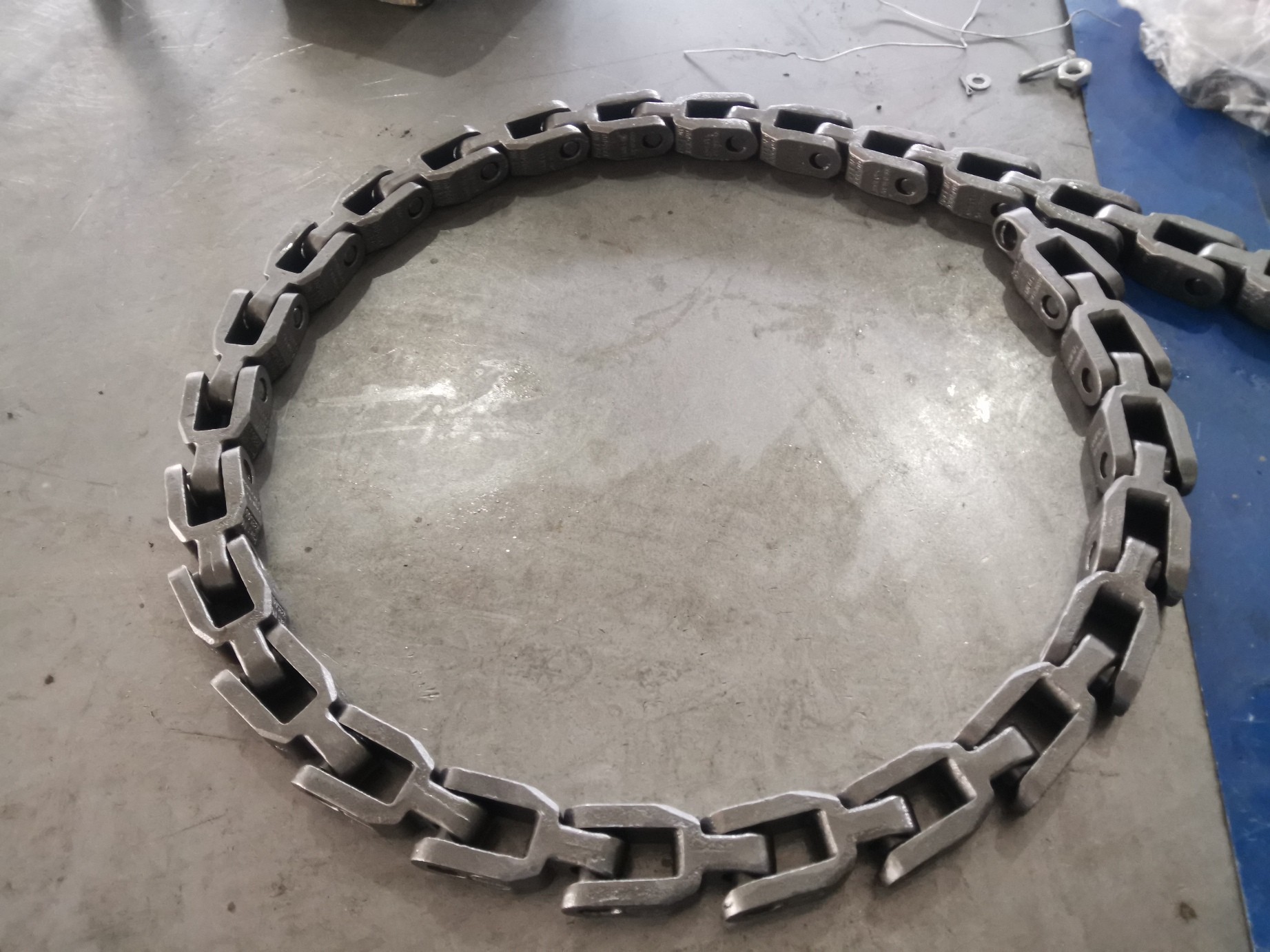 What's the difference between cast steel chains and cast iron chains?