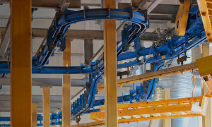 Что такое подвесная конвейерная система? Подробное руководство от CamelConvey