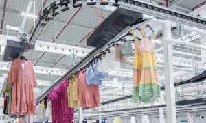 Система легких подвесных тележек: разумный выбор для гибкой транспортировки материалов