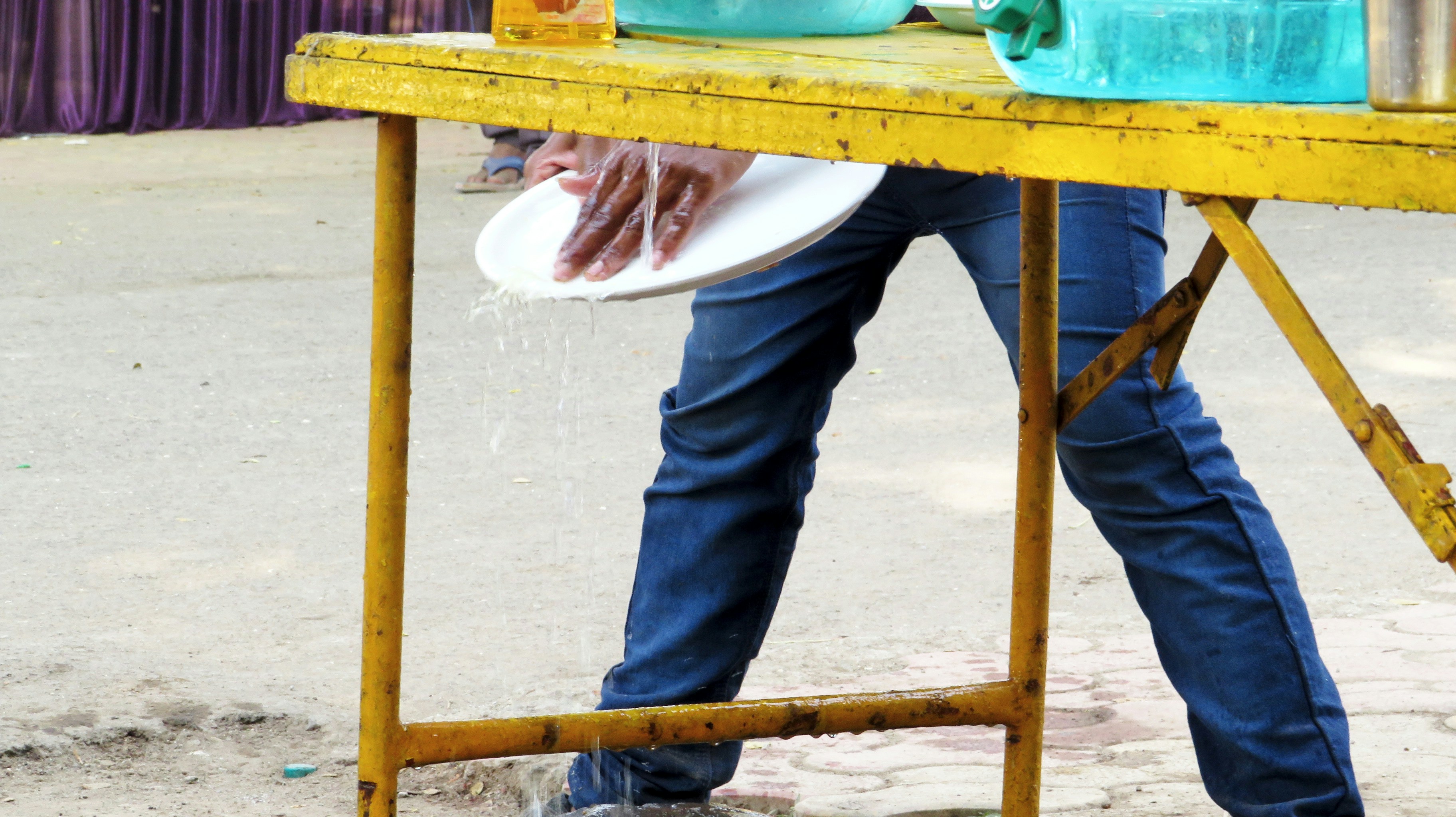 An illustration showing ergonomic postures for workers using an adjustable-height flexible conveyor.