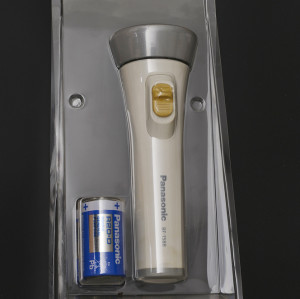Tri-fold clamshell for flashlight