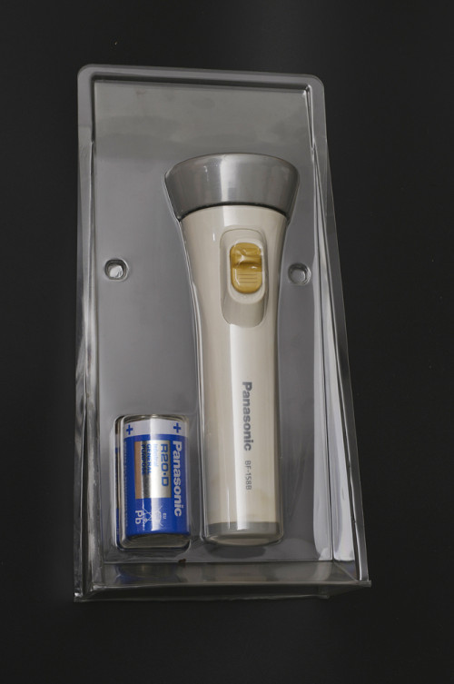 Tri-fold clamshell for flashlight