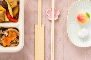 What Are the Advantages of Bamboo vs. Wood Chopsticks?