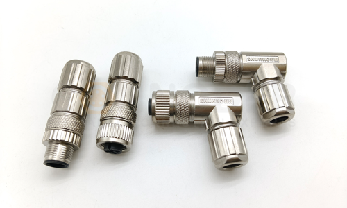 How does the straight-end and curved-end design of the circular connector solve the wiring stress problem in narrow spaces?