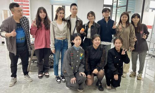 قام العملاء الكوريون بزيارة المصنع