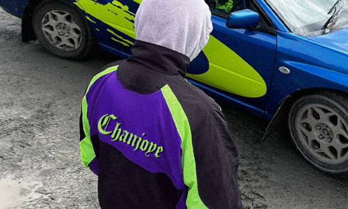 لماذا تهيمن القمصان كبيرة الحجم على أزياء الشارع في الوقت الحالي؟