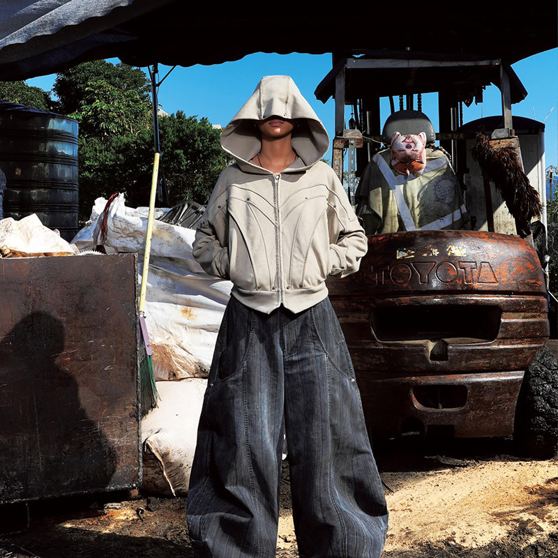 What Are the Key Factors to Consider When Choosing a Streetwear Clothing Manufacturer?