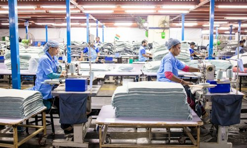 How to Scale Your Clothing Brand from 100 to 10,000 Pieces with the Right Manufacturer