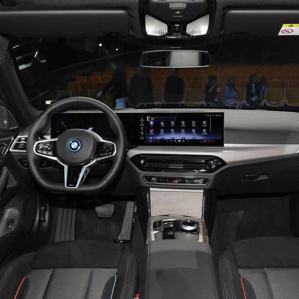 BMW i4-4