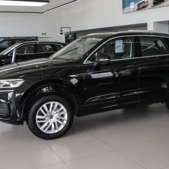 Volkswagen Touareg petrol cars 2025 mid-large SUV