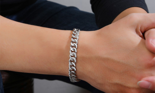 The symbolic meaning of men's jewelry: from power to emotional expression