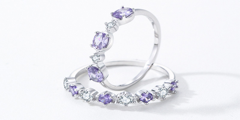 Silver Fashion Rings collection presented in a jewelry setting
