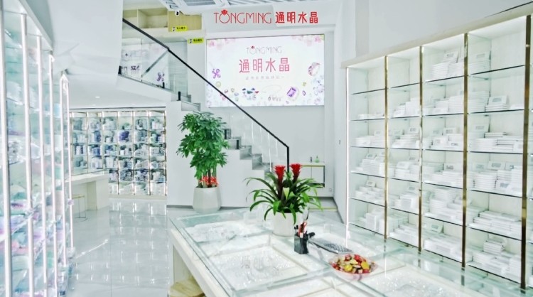 Technical diagram showing light refraction through glass drill facets