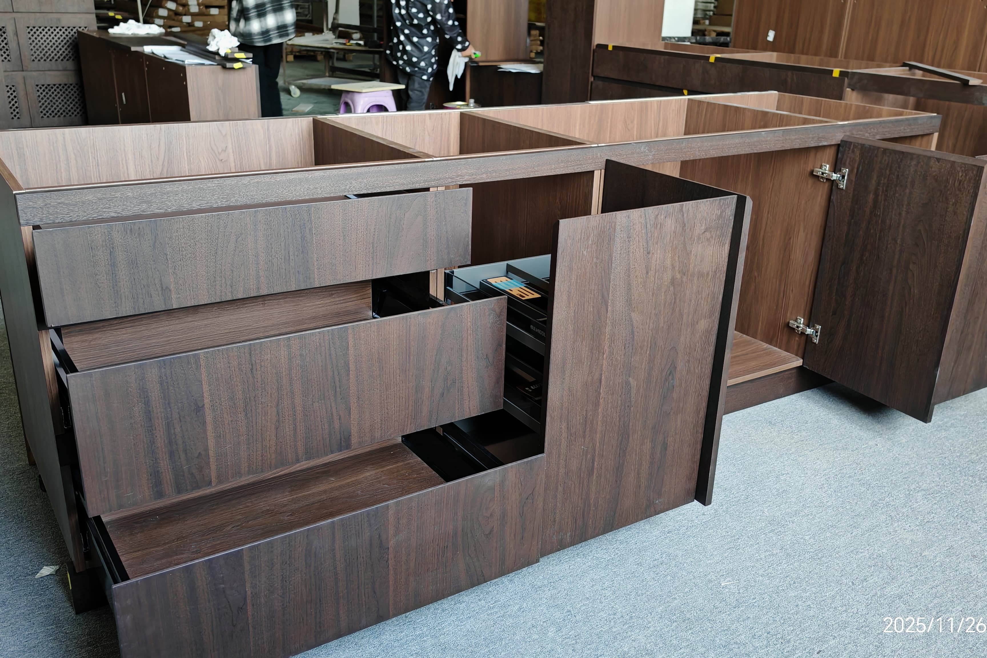 High-End Modern Walnut Timber Customzation Kitchen Cabinet-t Inspection Process