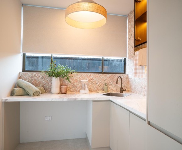 Modern | Matt Lacquer Cabinetry |Walk in Laundry | Glass Door | ODM Customization
