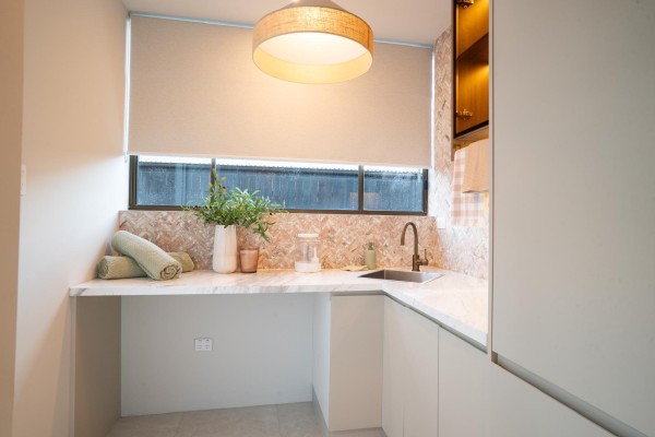 Modern | Matt Lacquer Cabinetry |Walk in Laundry | Glass Door | ODM Customization
