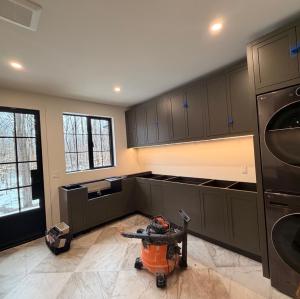 Classic Matt Lacquer Timber Vertical Groove Walk-in Laundry Cabinetry - ODM Manufacturing & Wholesale Supply for Builders, Global Export Factory Direct Custom Cabinetry