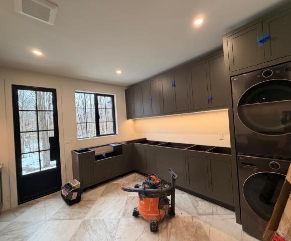 Classic Matt Lacquer Timber Vertical Groove Walk-in Laundry Cabinetry - ODM Manufacturing & Wholesale Supply for Builders, Global Export Factory Direct Custom Cabinetry