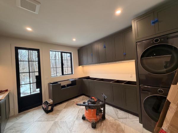 Classic Matt Lacquer Timber Vertical Groove Walk-in Laundry Cabinetry - ODM Manufacturing & Wholesale Supply for Builders, Global Export Factory Direct Custom Cabinetry