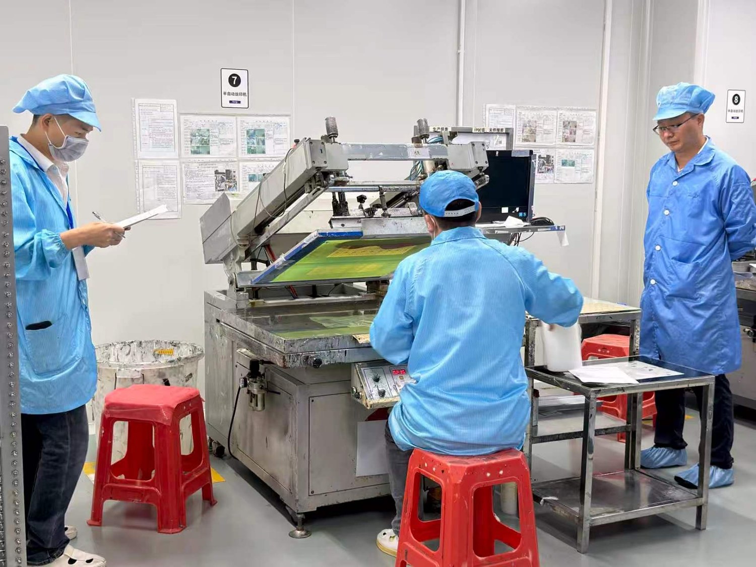 Figure 3: KeyPadOne vocational skill level certification printing practical exam - a candidate independently completes the full process of registration, trial printing and self-inspection in front of the screen printing machine in the Class 100,000 cleanroom.