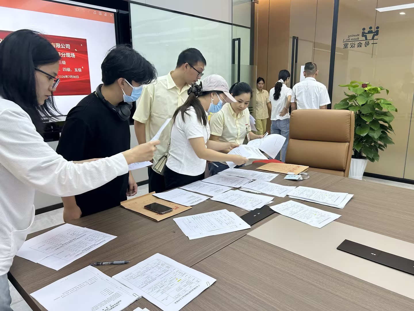 Figure 4: Supervisors organize the theory answer sheets and scoring sheets on site - counting each copy, cross-reviewing and sealing them for archiving to strictly control the quality of theory scoring.
