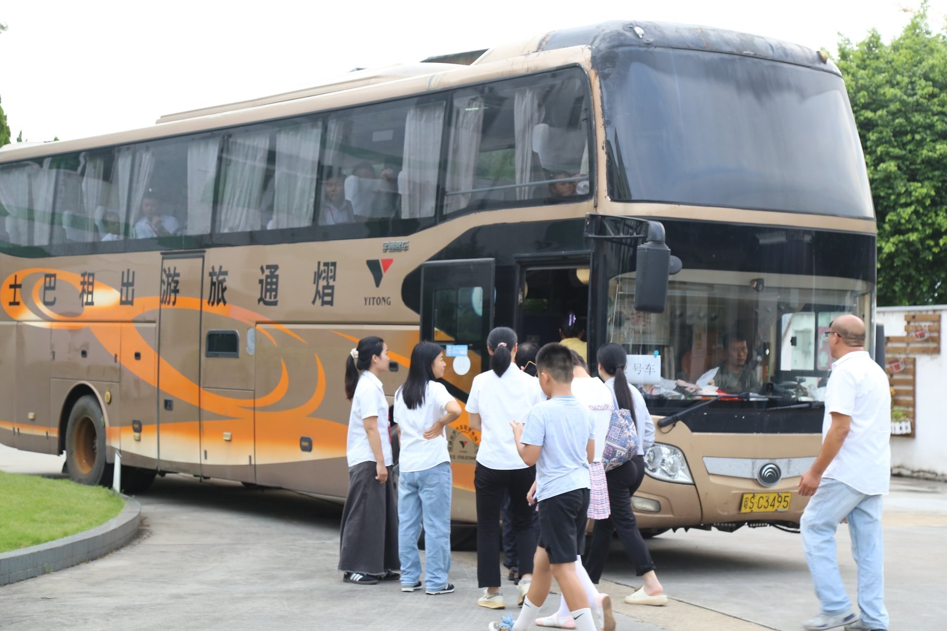 Employees and family members board a chartered bus arranged by KeypadOne to travel to the banquet venue.