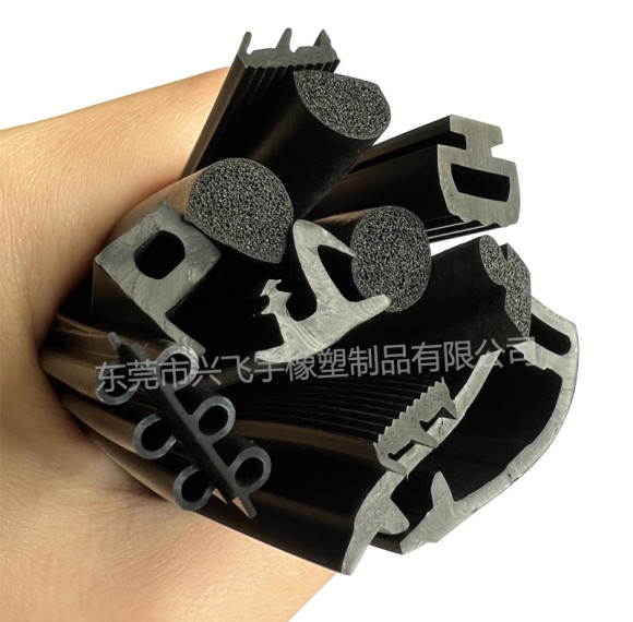 用于钢架的柔性PVC套管，具有减震和耐用特性，适用于户外和船舶应用。
