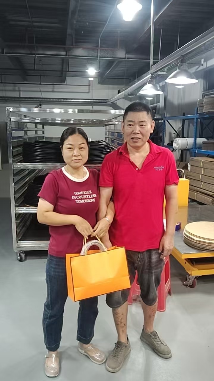 Xingfeiyu employee receiving birthday gift in workshop