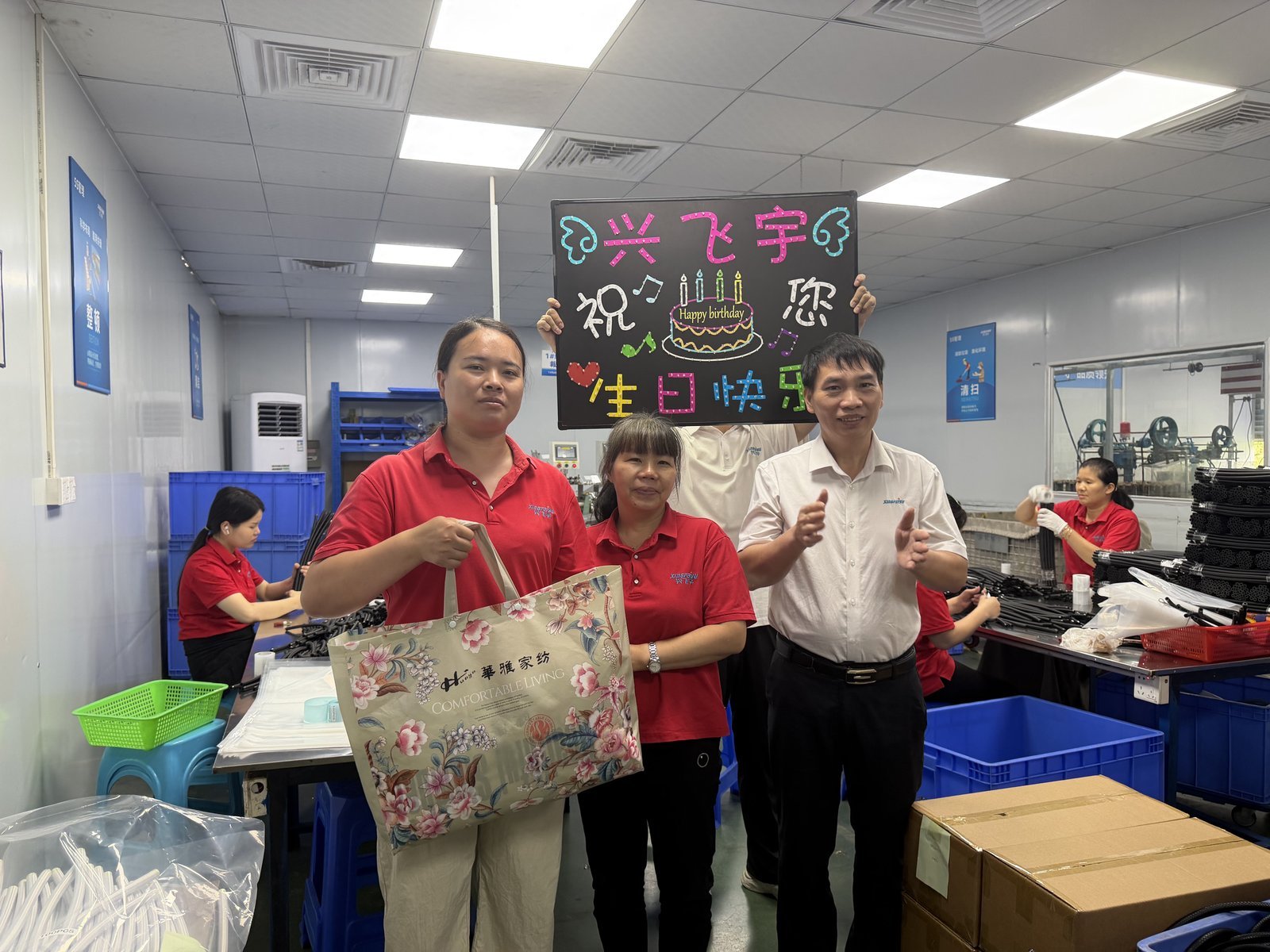 Xingfeiyu birthday celebration group photo in workshop
